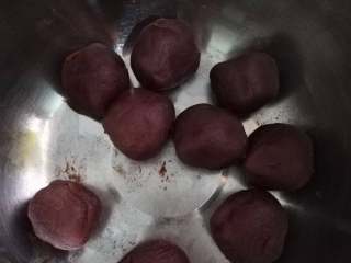 14、红豆沙糯米滋,取适量冷藏过的红豆沙揉成小球