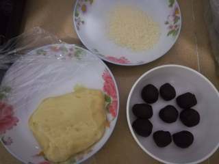 15、红豆沙糯米滋,冷却好的面团，红豆沙小球，椰蓉，开始组装