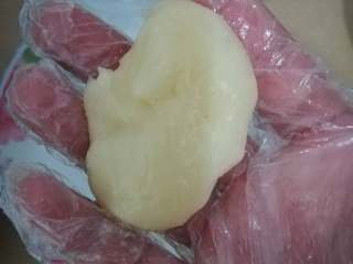 16、红豆沙糯米滋,先捏取一小块面团，此时表面是比较粗糙的