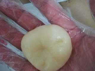 17、红豆沙糯米滋,利用翻折的方法，将边缘向里折压十来次，表皮就会很光滑了