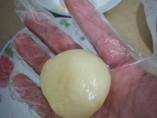 18、红豆沙糯米滋,经过翻折的面团已经很光滑了，现在沾上椰蓉直接吃也会很好吃的