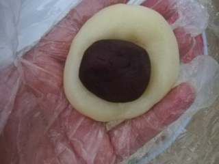 19、红豆沙糯米滋,将面团稍微压扁，放进红豆沙球，利用虎口封口即可