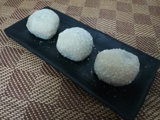 20、红豆沙糯米滋,包好后滚几下椰蓉就完成了