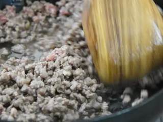 1、完美！比老干妈还要好吃的——牛肉酱,锅中倒入适量油，下牛肉炒至变色