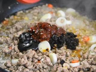 3、完美！比老干妈还要好吃的——牛肉酱,再倒入甜面酱、豆豉、豆瓣酱、辣椒粉，翻炒均匀