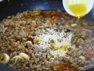 4、完美！比老干妈还要好吃的——牛肉酱,加入糖、白芝麻、花椒油、少许清水，炒匀即可