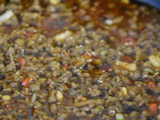 5、完美！比老干妈还要好吃的——牛肉酱,出锅放凉，装入密封罐即可