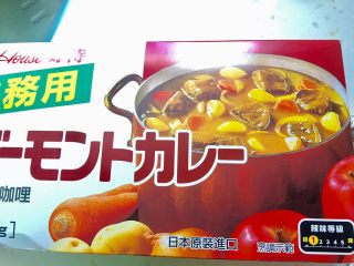 1、日式咖哩雞,準備甜味日式咖哩塊