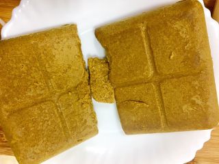 3、日式咖哩雞,將步驟1、2的咖哩塊各取300公克（因為一般日式咖哩塊都偏甜，故用2種1不同甜辣度的咖哩塊調和出來的口感會非常有層次好吃喔）