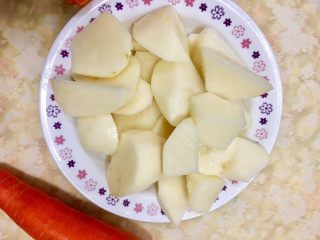 4、日式咖哩雞,馬鈴薯削皮滾刀切塊