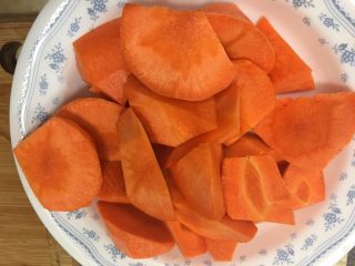 5、日式咖哩雞,紅蘿蔔削皮滾刀切塊