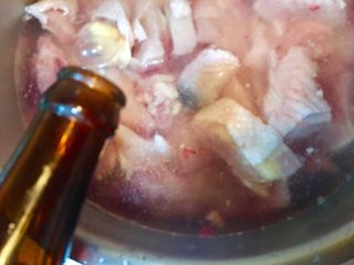 8、日式咖哩雞,買回來的雞肉不需先水洗，直接放入鍋內加水至淹過雞肉即可倒入米酒20ml轉中火