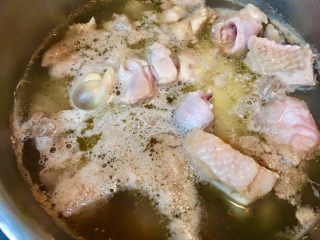 9、日式咖哩雞,鍋內出現浮游泡沫即可關火