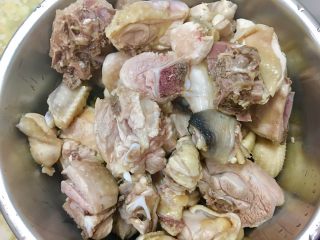 12、日式咖哩雞,洗淨後的雞肉塊備用