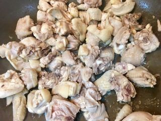 14、日式咖哩雞,放入步驟12的雞肉翻炒至出現雞油