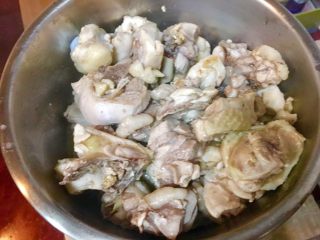 15、日式咖哩雞,將步驟14的雞肉先盛起在另一鍋內備用