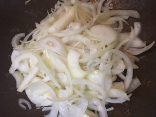 16、日式咖哩雞,下洋蔥翻炒至微軟後