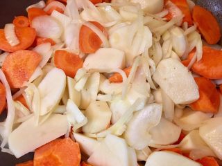 17、日式咖哩雞,依序將紅蘿蔔、馬鈴薯下鍋翻炒