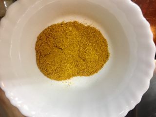 18、日式咖哩雞,準備咖哩粉（咖哩粉有畫龍點睛的效果，因為單用咖哩塊咖哩味會較淡加上日式咖哩塊偏甜的緣故，所以使用咖哩粉可以凸顯出咖哩濃郁的香氣）
