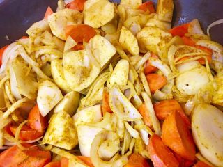 19、日式咖哩雞,將咖哩粉倒入步驟17的鍋內拌炒