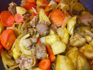 20、日式咖哩雞,放入步驟15的雞肉一併翻炒至出現咖哩香味