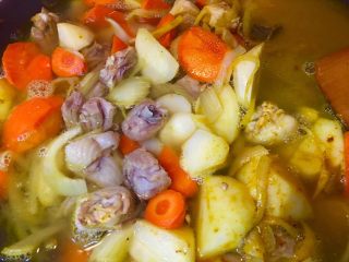 21、日式咖哩雞,加入熱開水至淹過食材約2公分