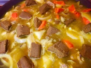 22、日式咖哩雞,將步驟3的咖哩塊分成小塊放入鍋內