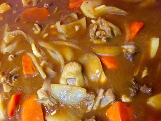 23、日式咖哩雞,轉中小煮沸後續燜煮30分鐘至食材入味鬆軟熟透