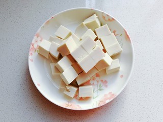 1、橄榄菜肉末豆腐盖浇饭,嫩豆腐一块切成小方块备用；
