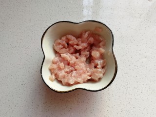 2、橄榄菜肉末豆腐盖浇饭,肉末适量加少许盐、料酒和淀粉抓匀；