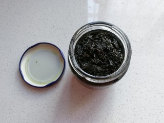 3、橄榄菜肉末豆腐盖浇饭,准备橄榄菜备用；