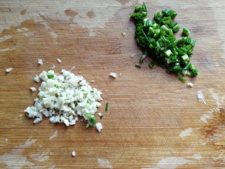 4、橄榄菜肉末豆腐盖浇饭,准备蒜末，葱花备用；