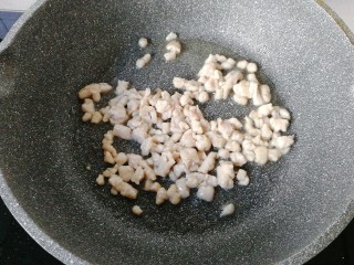 6、橄榄菜肉末豆腐盖浇饭,不沾锅中入少许油，下肉末煸炒至肉末变色后盛出备用；
