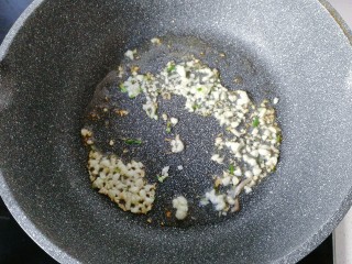 7、橄榄菜肉末豆腐盖浇饭,接着锅中开入少许油下蒜末煸出香味；
