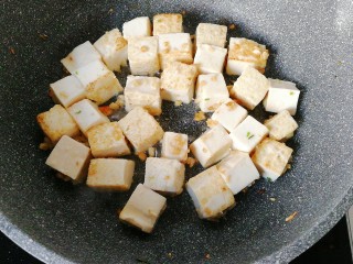8、橄榄菜肉末豆腐盖浇饭,再下入豆腐块小火煎至两面金黄；