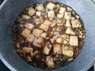 11、橄榄菜肉末豆腐盖浇饭,然后倒入调好的碗汁，烧煮一会儿；
