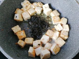 9、橄榄菜肉末豆腐盖浇饭,然后把豆腐块拨开，加入两勺橄榄菜；