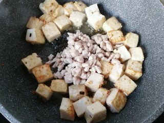 10、橄榄菜肉末豆腐盖浇饭,再加入炒好的肉末，翻炒均匀；