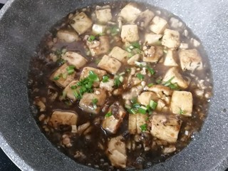 12、橄榄菜肉末豆腐盖浇饭,接着再调入适量胡椒粉和鸡精炒均匀，洒葱花即可起锅；
