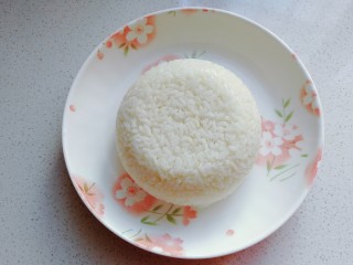 13、橄榄菜肉末豆腐盖浇饭,最后盛一碗米饭压紧实，倒扣在盘中，再把烧好的橄榄菜肉末豆腐倒入盘子中，即可美美享用啦！