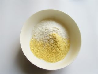 3、黄金小鱼锅贴,玉米面加小麦面混合，小麦面也可以多放一些减少玉米面的粗糙感，喜欢粗粮口感的，可以不用放小麦面