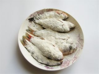 5、黄金小鱼锅贴,小鱼均匀裹上面粉