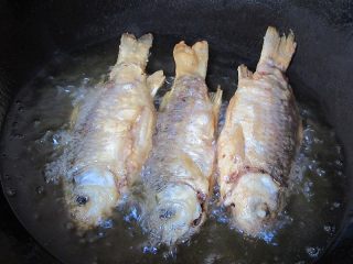 6、黄金小鱼锅贴,先大火热锅温油，然后调至中火放入小鱼煎至两面金黄，放入的鱼不要急忙用锅铲，防止破皮，要把锅拿起来慢慢摇晃，待到煎好一面金黄时候，鱼自己会自动