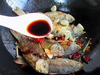 8、黄金小鱼锅贴,再放入生抽、料酒、花椒、盐、味精调味