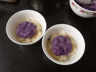 8、桂花紫薯糯米饭,放一团紫薯泥