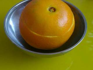 2、宝宝止咳(盐蒸橙子),把切开的那片橙子重新盖好，放进碗里；