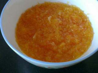 5、宝宝止咳(盐蒸橙子),拿一勺将蒸好橙子里的果肉挖出，放进碗里和汁水一起喝掉即可！