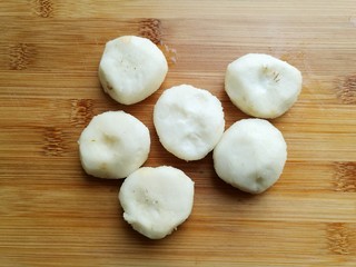 2、橙梨马蹄爽,马碲冼净后去皮。