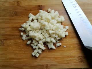 3、橙梨马蹄爽,用刀切战小粒。