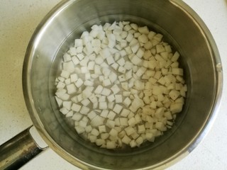 4、橙梨马蹄爽,把马蹄放入汤锅中，加入300mL左右的清水。